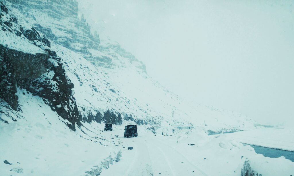 off-road-vehicle-convoy-in-high-altitude-snow-mountain-off-road-overland-expedition-planning