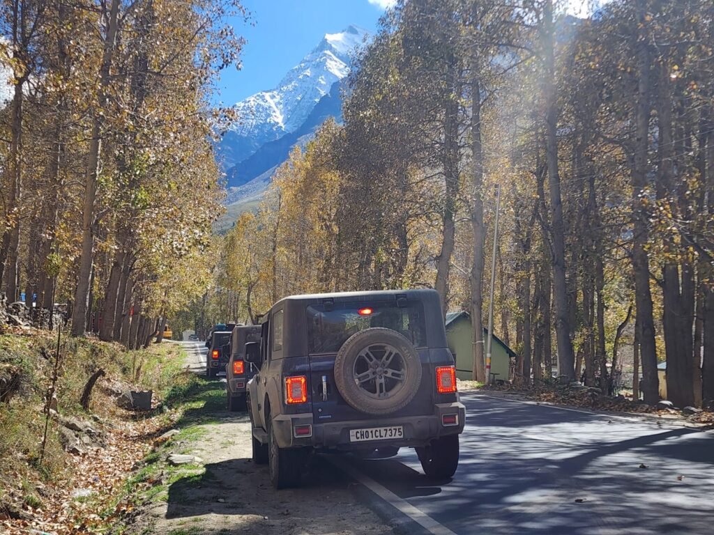 vehicle-convoy-hilly-road-in-himachal