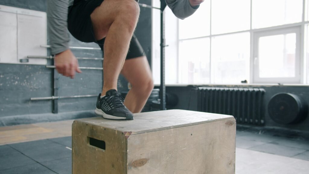 man-training-legs-in-gym-trek-fitness-score-guide