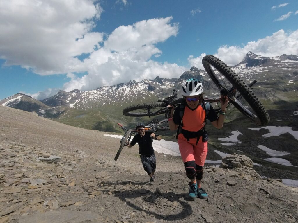 two-mountain-biker-on-lose-trail