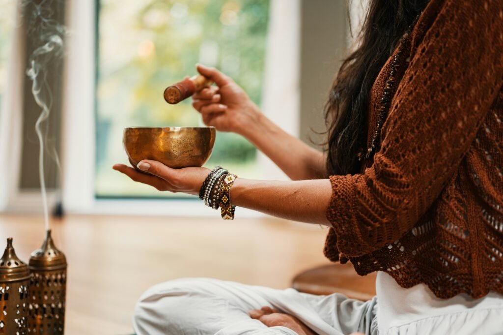 sound-healing-using-bowl-spoon-wellnes-travel-experiences